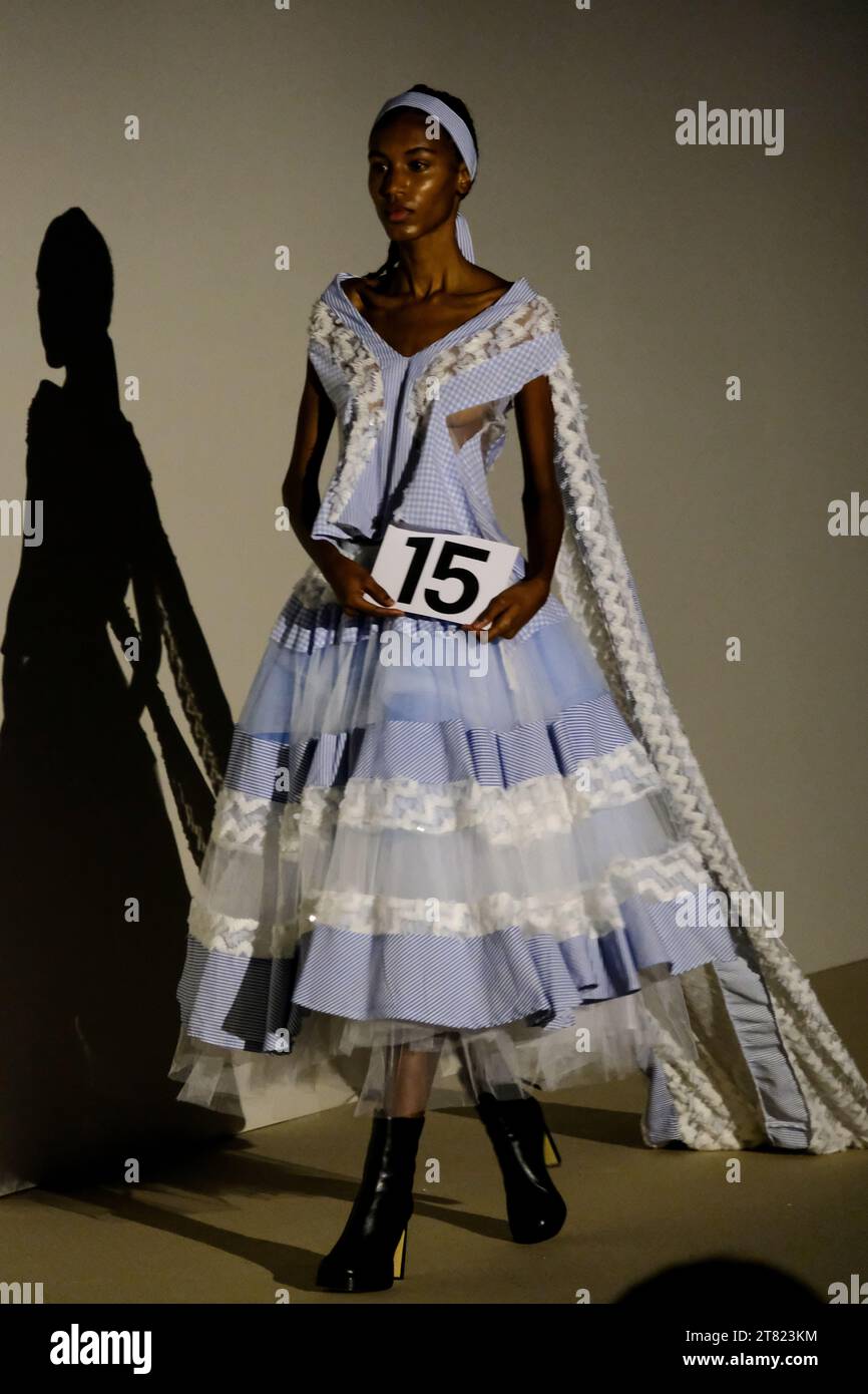 London, Großbritannien. November 2023. Im zweiten Jahr zeigen Modedesignstudenten aus Central St. Martins, inspiriert von den Entwürfen von Gabrielle Chanel, 22 Outfits auf einer Catwalk-Show in der Raphael Gallery des Victoria and Albert Museums. Quelle: Eleventh Photography/Alamy Live News Stockfoto