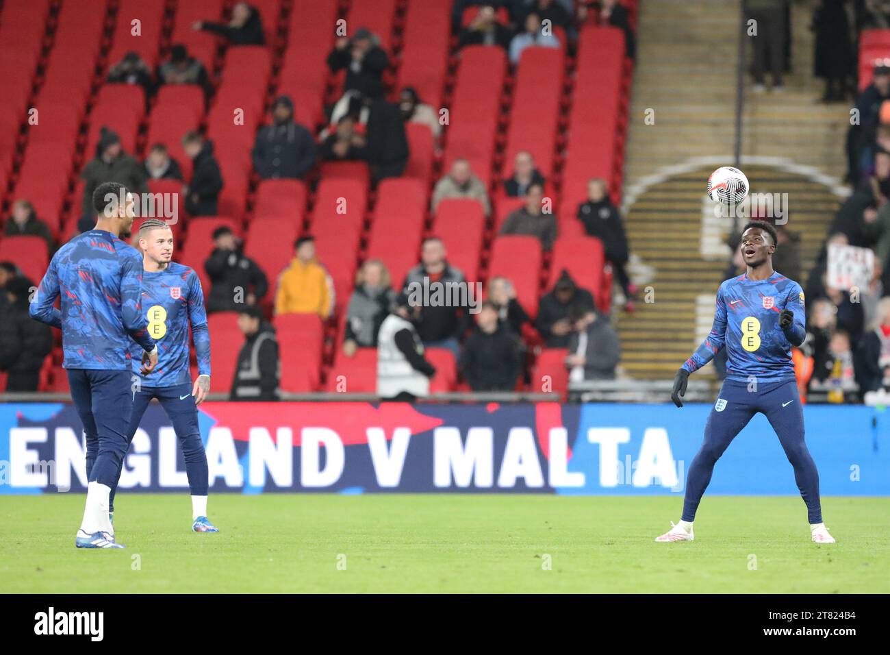 London, Großbritannien. November 2023. Bukayo Saka aus England wärmt sich vor dem