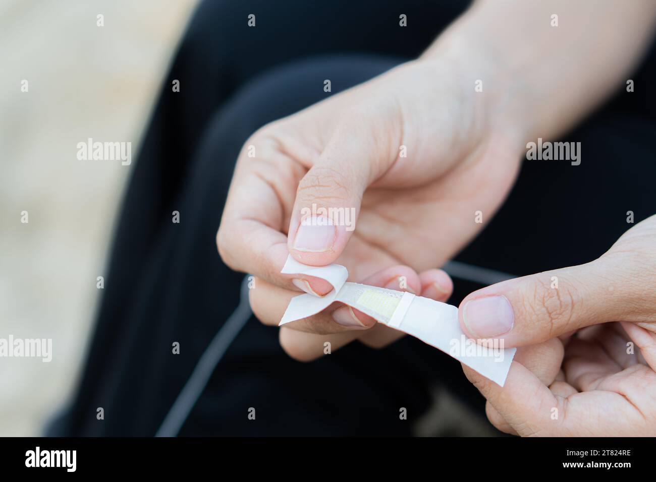 Frauenarm mit Klebebandage Stockfoto