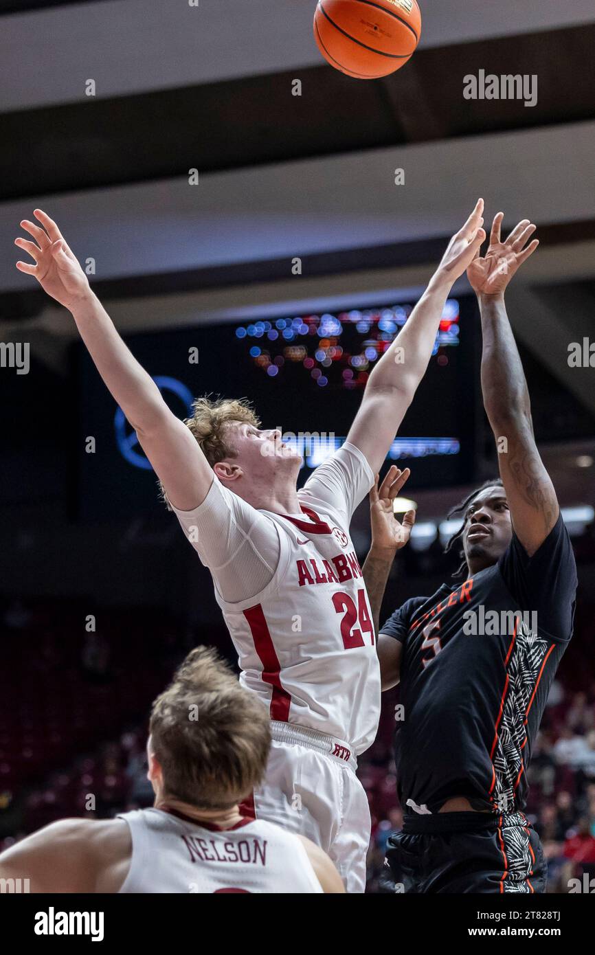 Mercer forward Jalyn McCreary (5) shoots over Alabama forward Sam Walters (24) during the second half of an NCAA college basketball game, Friday, Nov. 17, 2023, in Tuscaloosa, Ala. (AP Photo/Vasha Hunt) Stockfoto