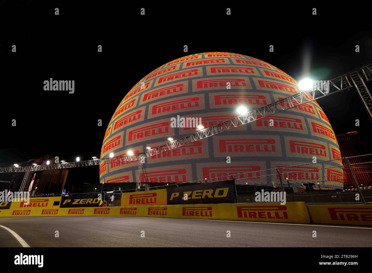 November 2023; Las Vegas, Nevada, USA. F1 Grand Prix der USA, Las Vegas; Übungssitzungen; Pirelli-Reifen werden auf der Las Vegas Sphere beworben Stockfoto