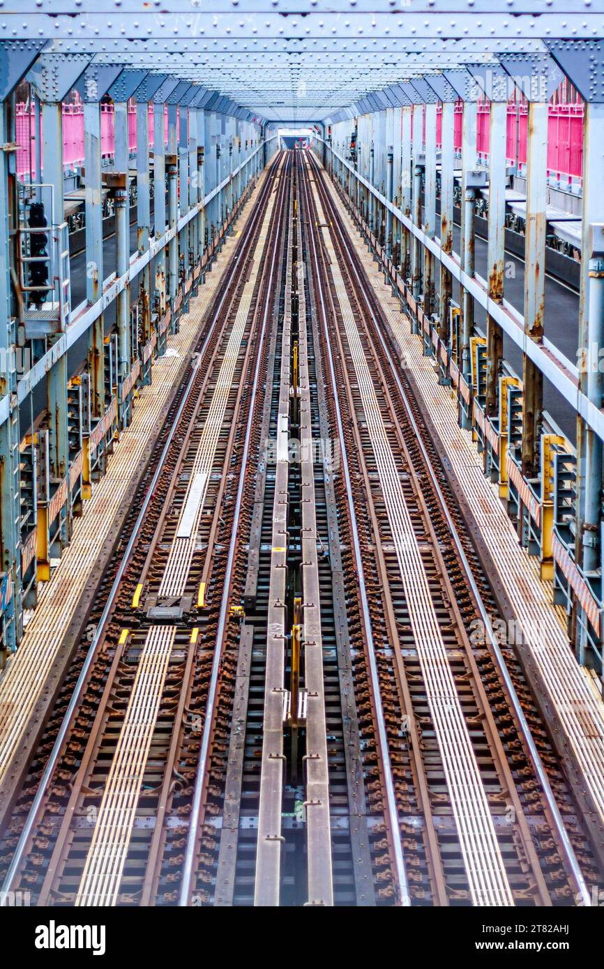U-Bahn-Gleise auf der Williamsburg Bridge zwischen Manhattan und Brooklyn, New York City Stockfoto