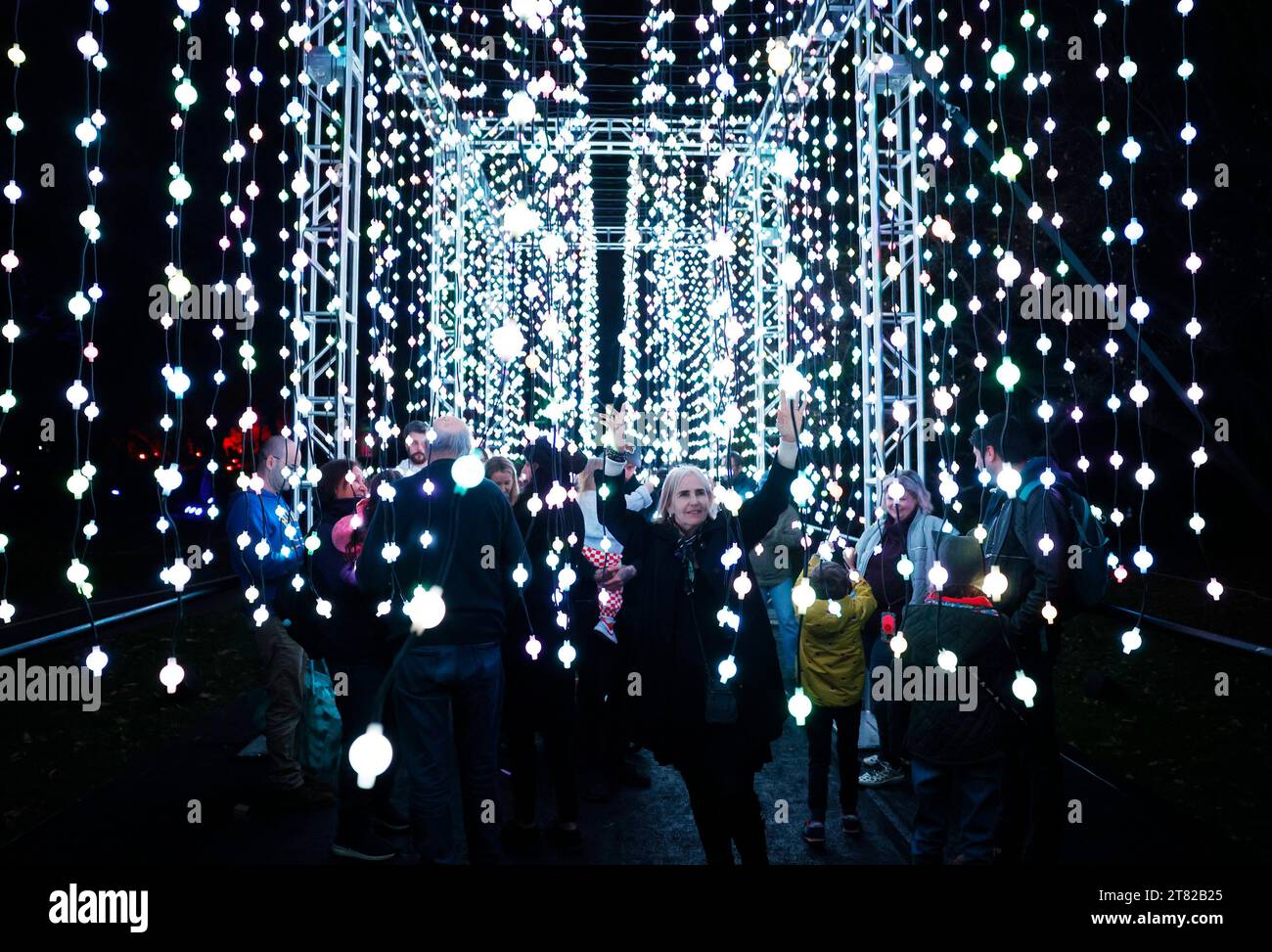 Am Freitag, den 17. November 2023 in New York City, besuchen die Besucher die Lichterinstallationen der Weihnachtsbeleuchtung am Lightscape, einem beleuchteten Wanderweg, der die Schönheit des Winters feiert. Jetzt, im dritten Jahr, bietet Lightscape einen ausgedehnten und neu gestalteten Weg, der auf der natürlichen Schönheit der BBG-Landschaften, Bäume, Wasserspiele und architektonischen Details aufbaut und Besucher auf eine abendliche Reise durch 18 Installationen internationaler Lichtkünstler und Designkollektive entführt. Foto: John Angelillo/UPI Stockfoto