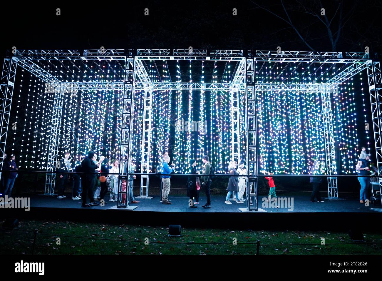Am Freitag, den 17. November 2023 in New York City, besuchen die Besucher die Lichterinstallationen der Weihnachtsbeleuchtung am Lightscape, einem beleuchteten Wanderweg, der die Schönheit des Winters feiert. Jetzt, im dritten Jahr, bietet Lightscape einen ausgedehnten und neu gestalteten Weg, der auf der natürlichen Schönheit der BBG-Landschaften, Bäume, Wasserspiele und architektonischen Details aufbaut und Besucher auf eine abendliche Reise durch 18 Installationen internationaler Lichtkünstler und Designkollektive entführt. Foto: John Angelillo/UPI Stockfoto