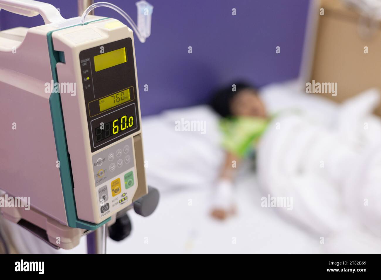Patienten mit Kinderhandfieber haben im Krankenhaus einen Infusionsschlauch. Kleinkind Mädchen mit IV-Schlauch Schlaf in intensivstation Notbettzimmer für Leukämie Koma von Krebs, Pedi Stockfoto