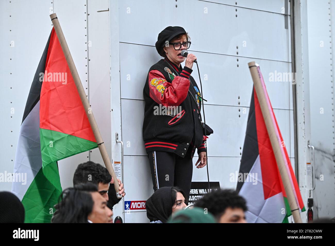 Susan Sarandon spricht auf einer pro-palästinensischen Kundgebung und marschiert am 17. November 2023 auf dem Union Square in New York City. Stockfoto