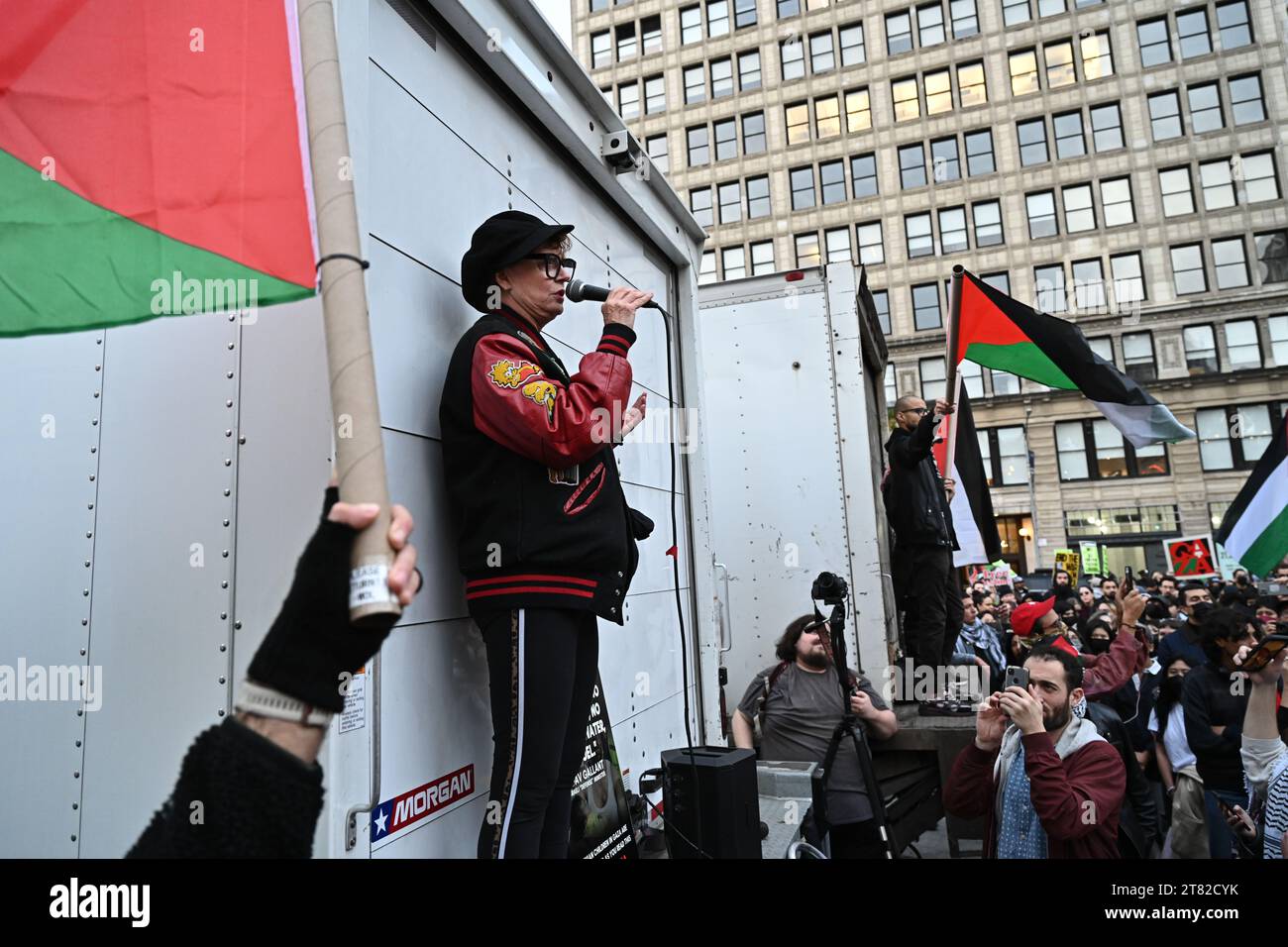 Susan Sarandon spricht auf einer pro-palästinensischen Kundgebung und marschiert am 17. November 2023 auf dem Union Square in New York City. Stockfoto