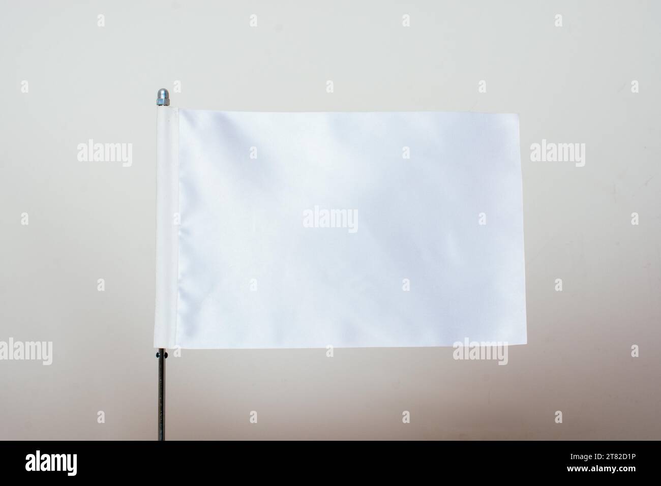Weiße Flagge auf weißem Hintergrund im Display Stockfoto