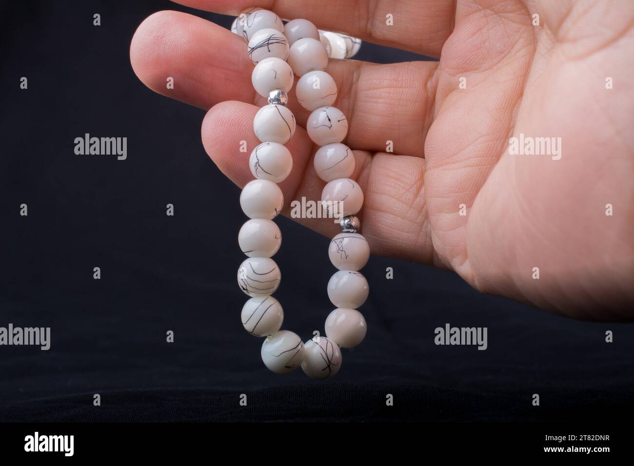 Satz Einige beten Perlen in verschiedenen Farben in der Hand Stockfoto