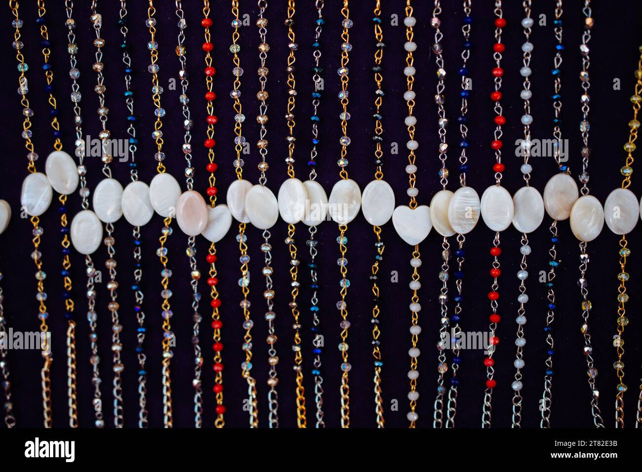 Armband in einige bunte Perlen Material Stockfoto