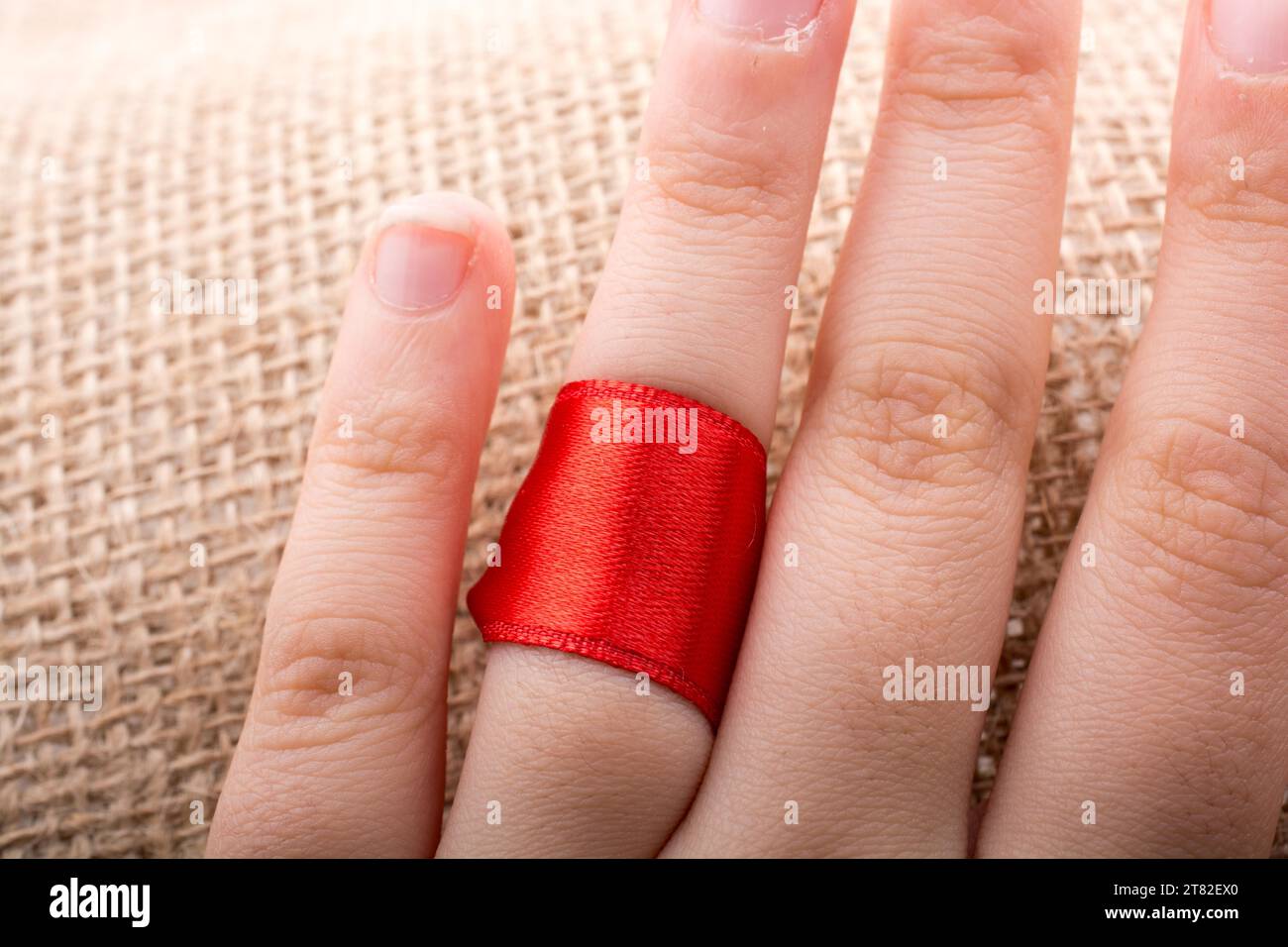 Roten Schnur um Ring Finger der Hand gebunden Stockfoto
