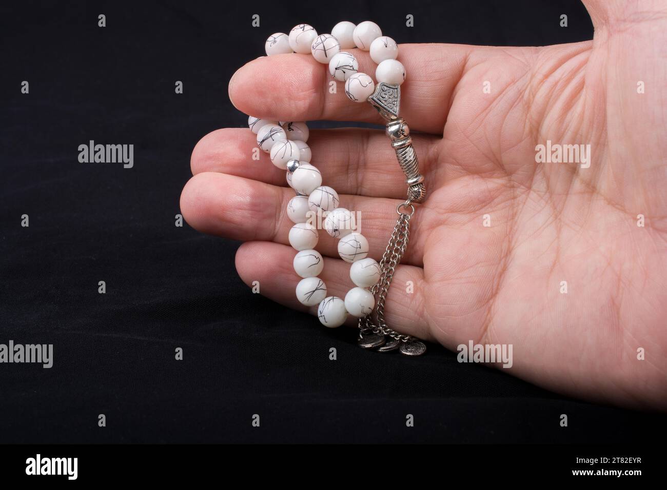 Satz Einige beten Perlen in verschiedenen Farben in der Hand Stockfoto