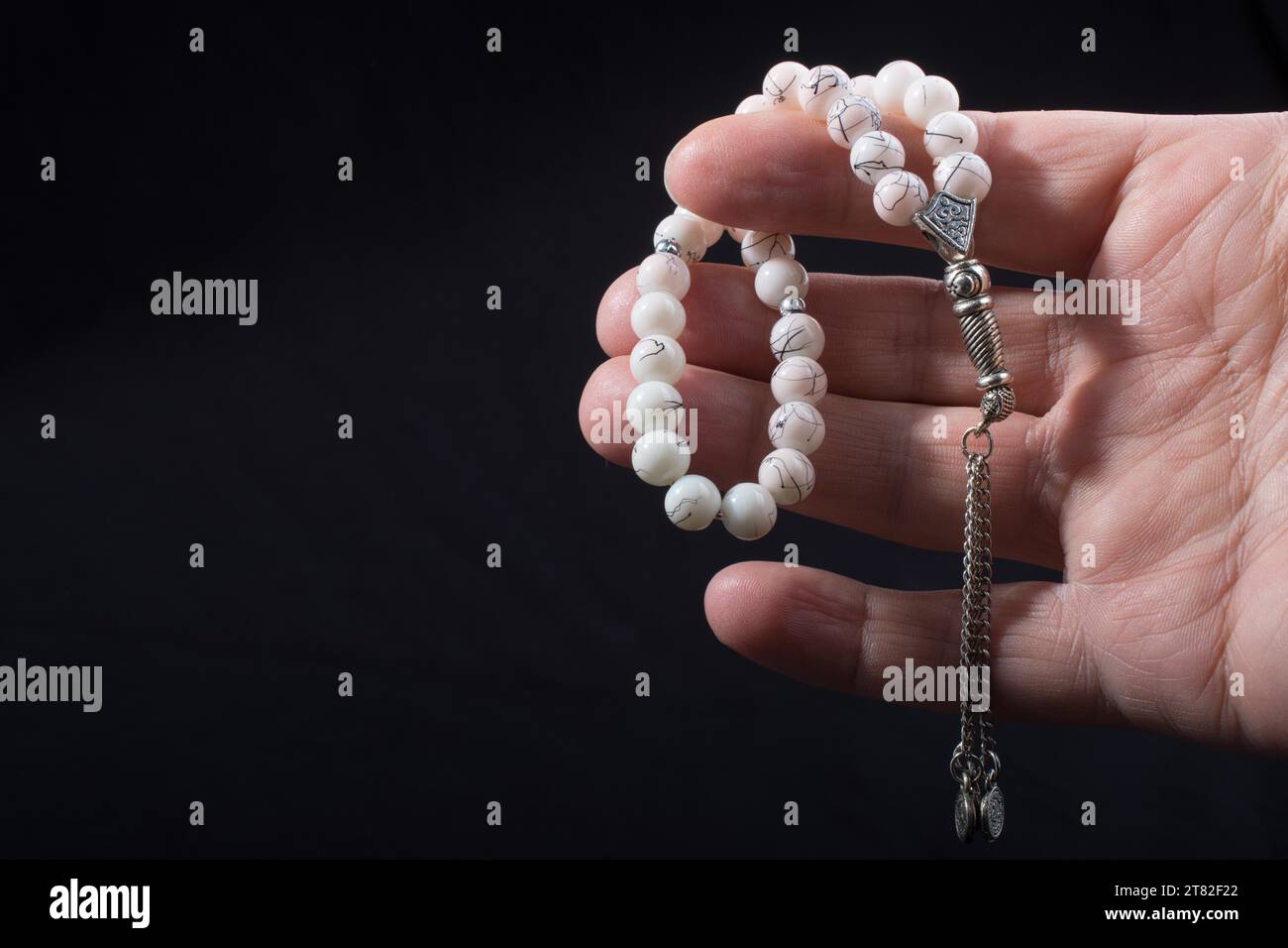 Satz Einige beten Perlen in verschiedenen Farben in der Hand Stockfoto