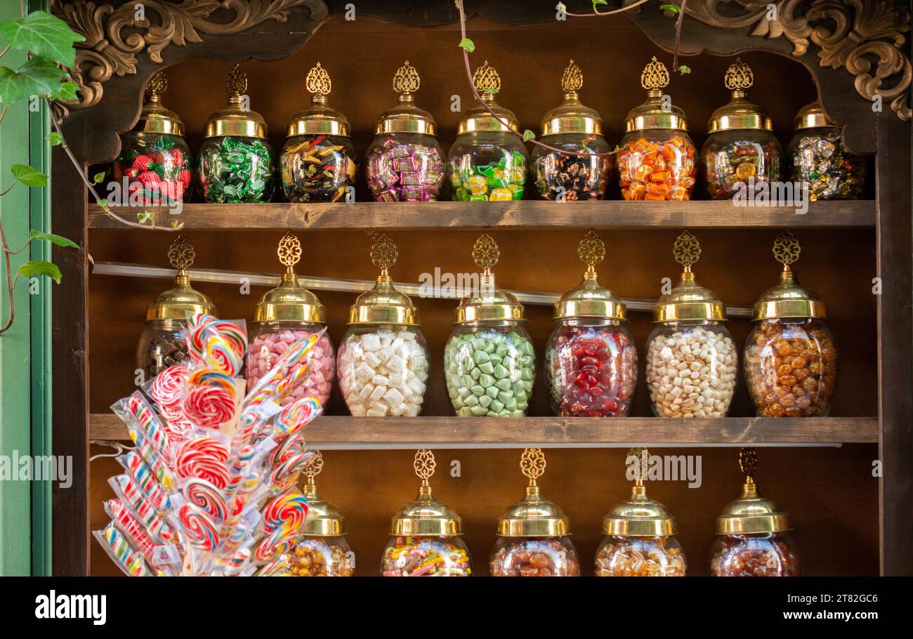 Gläser mit bunten verschiedenen leckeren Bonbons Stockfoto