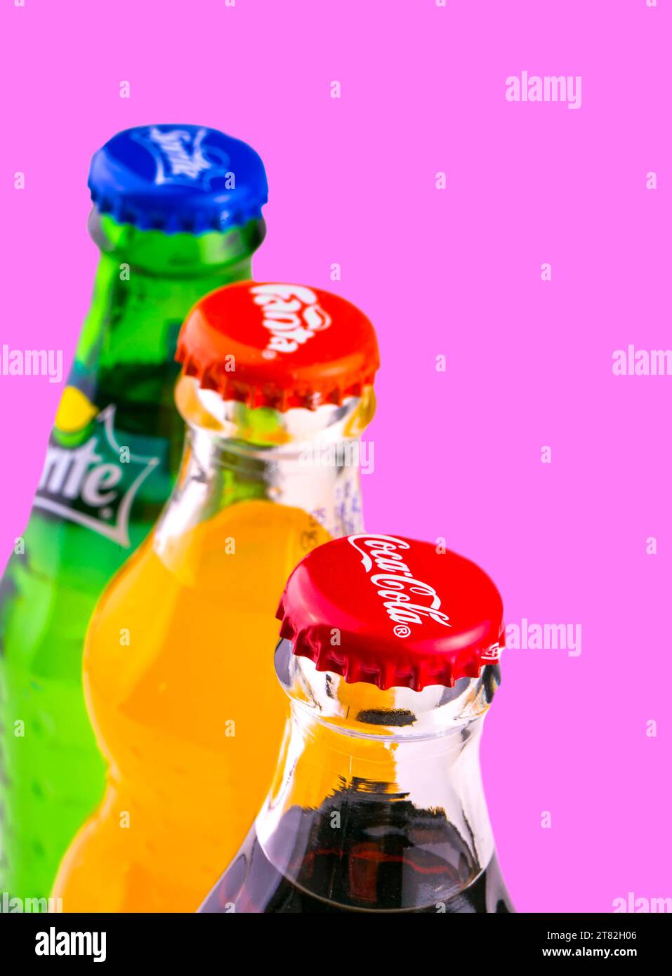 Chisinau, Moldawien 23. Mai 2017: Coca Cola, Sprite und Fanta Cans isoliert auf rosa Hintergrund Stockfoto