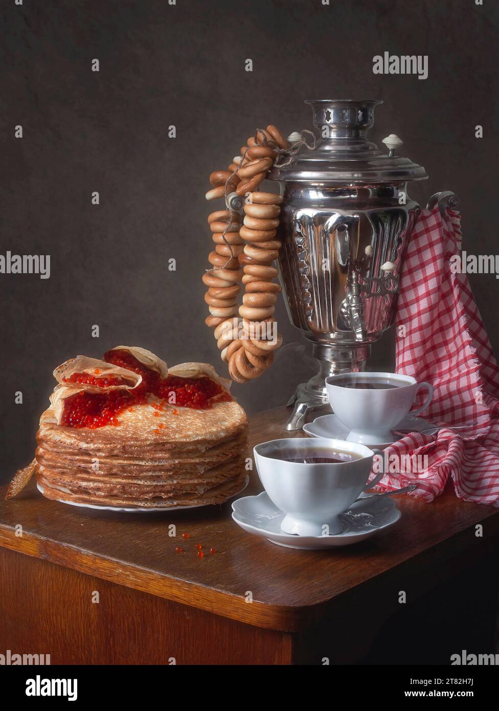 Pfannkuchen Woche mit Tee aus einem Samovar Stockfoto
