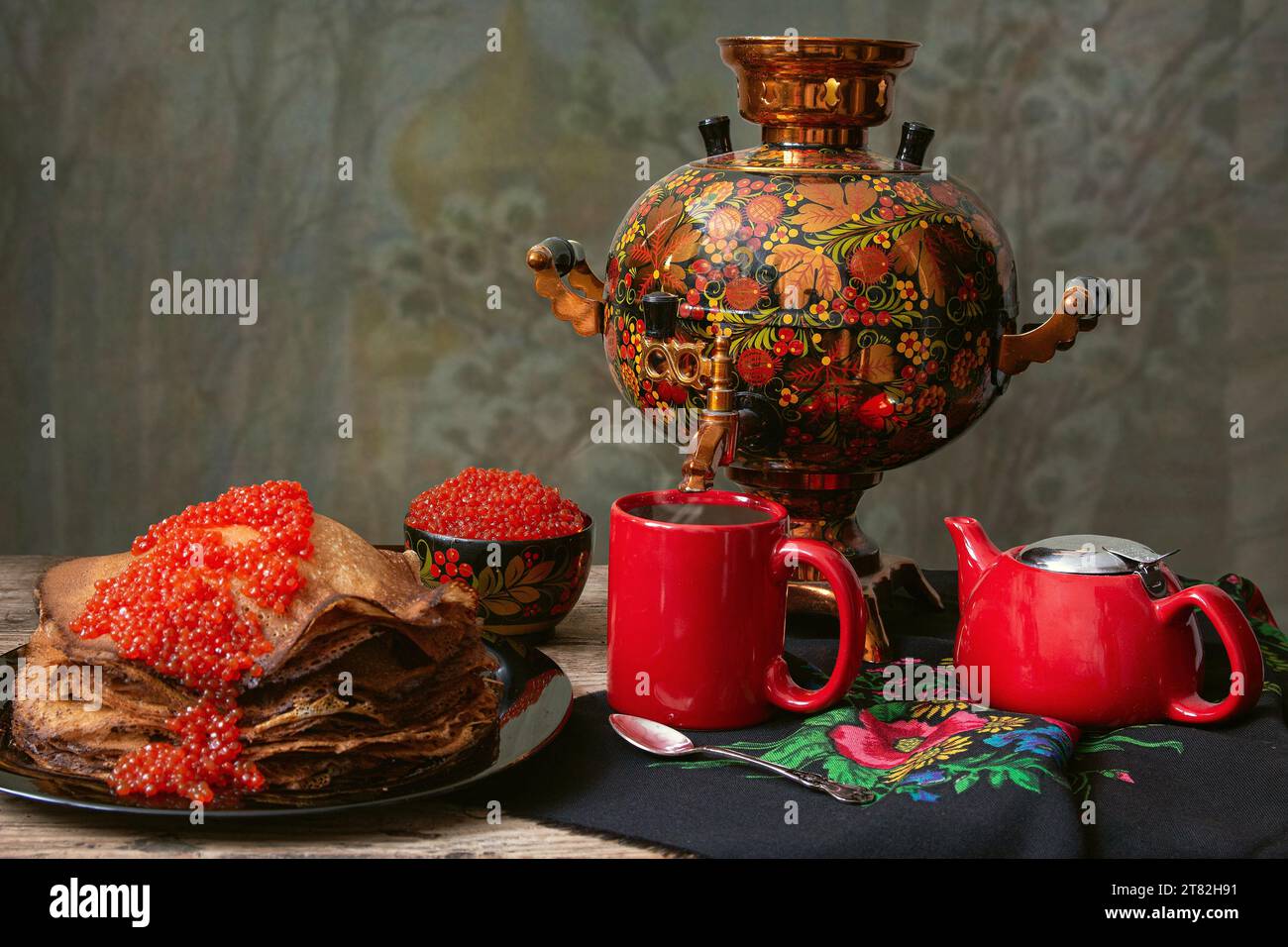 Pfannkuchen Woche mit Tee aus einem Samovar Stockfoto
