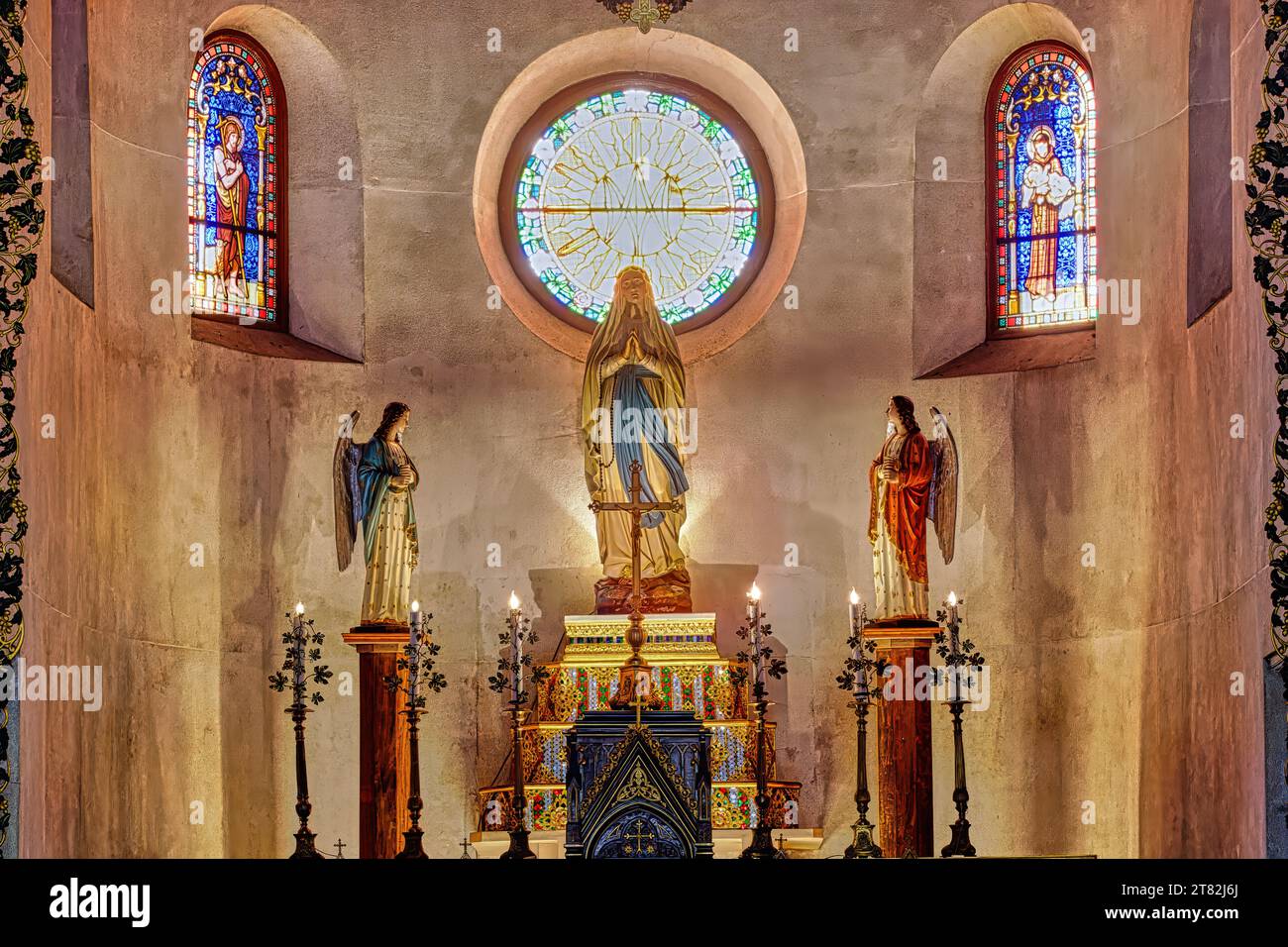 Der Altar der Unbefleckten Empfängniskirche mit einer zentralen Statue der Mutter Maria, flankiert von zwei Engeln, in Baan Yuan, Bangkok, Thailand Stockfoto