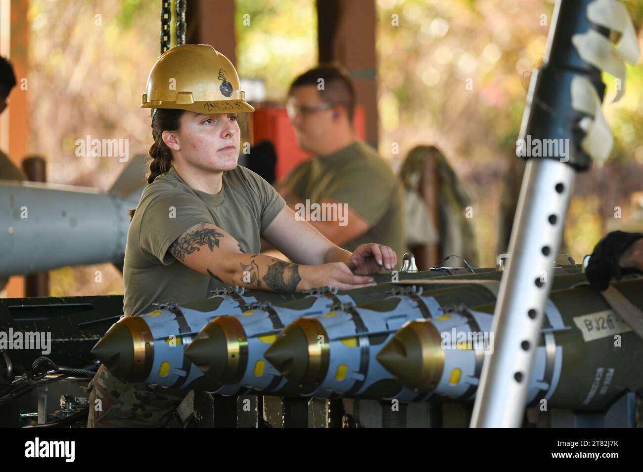 Louisiana, USA. November 2023. Staff-Sgt. Kayla Satcher, Inspektorin der 2. Munitionsgeschwader, lädt einen Anhänger mit GBU-38 Munition während einer Kampfmunition-Produktion im November. 7, 2023 auf dem Luftwaffenstützpunkt Barksdale, La. CAPEX dient der Vorbereitung von Munition Airmen auf zukünftige Einsätze und Einsatzaufgaben auf die Heimatstation durch Simulation von anhaltenden Kampfeinsätzen. (Kreditbild: © U.S. Air Force/ZUMA Press Wire) NUR REDAKTIONELLE VERWENDUNG! Nicht für kommerzielle ZWECKE! Stockfoto