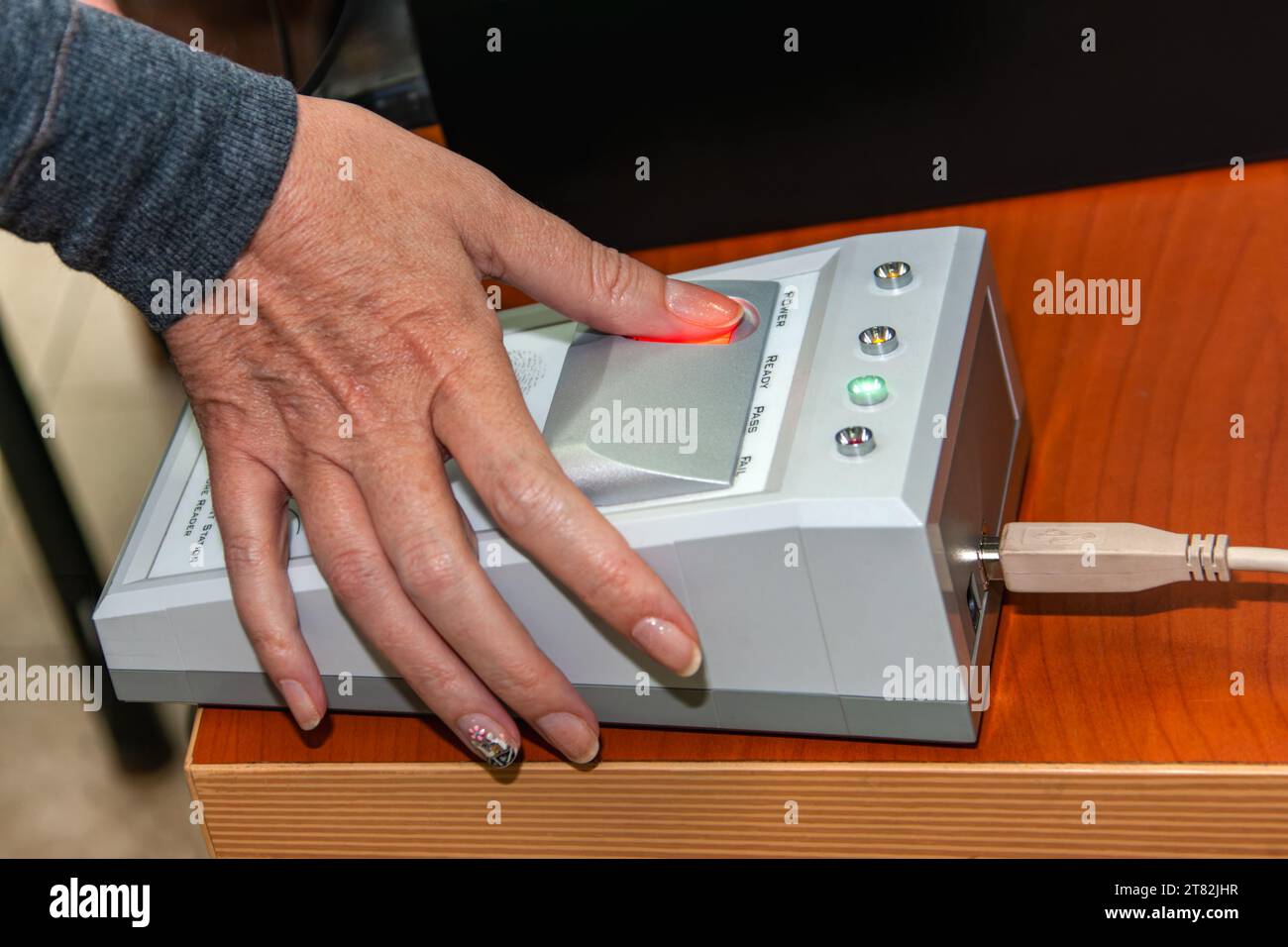 Biometrischer Fingerabdruck, Frau, die den Scanner benutzt Stockfoto