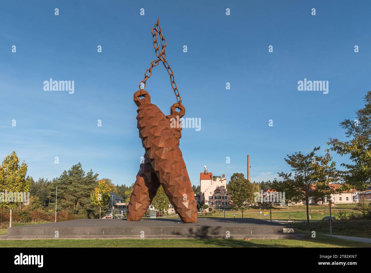 Tannenzapfen-Skulptur des Künstlers Stefan Strumbel mit Blick auf die Rothaus-Brauerei, Grafenhausen, Schwarzwald, Baden-Württemberg, Deutschland Stockfoto