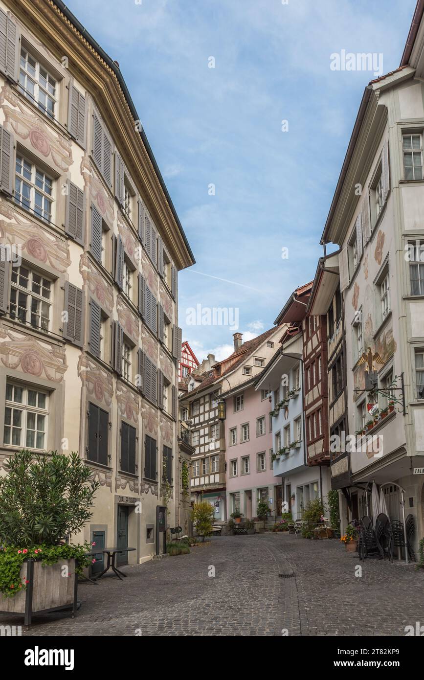 Gasse mit historischen Häusern mit Fassadenmalereien in der Altstadt von Wil, Canton St. Gallen, Schweiz Stockfoto