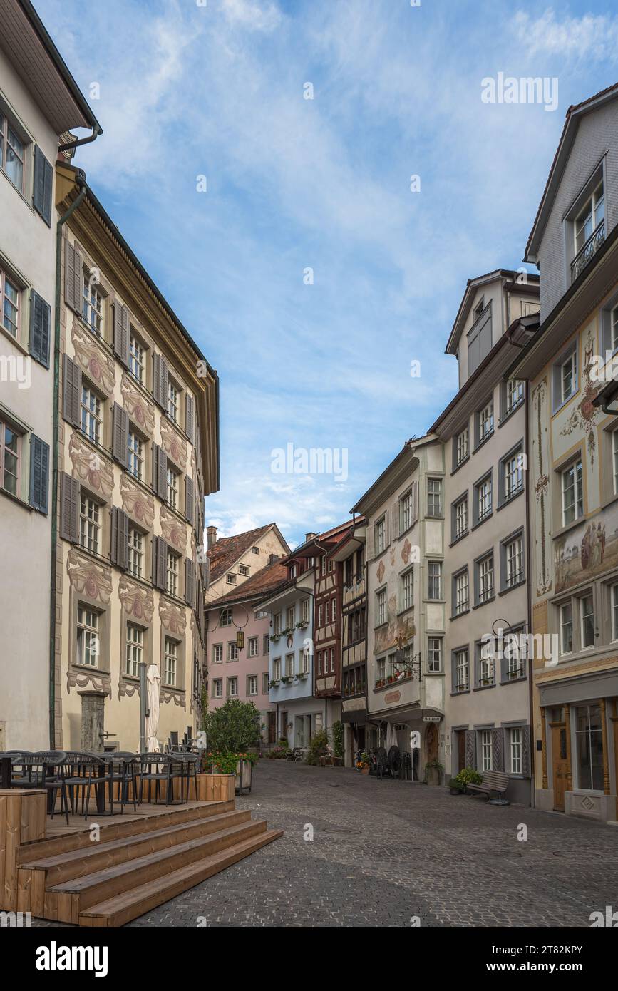 Gasse mit historischen Häusern mit Fassadenmalereien in der Altstadt von Wil, Canton St. Gallen, Schweiz Stockfoto Gasse mit historischen Häusern mit Fassadenmalereien in der Altstadt von Wil, Canton St. Gallen, Schweiz Stockfoto