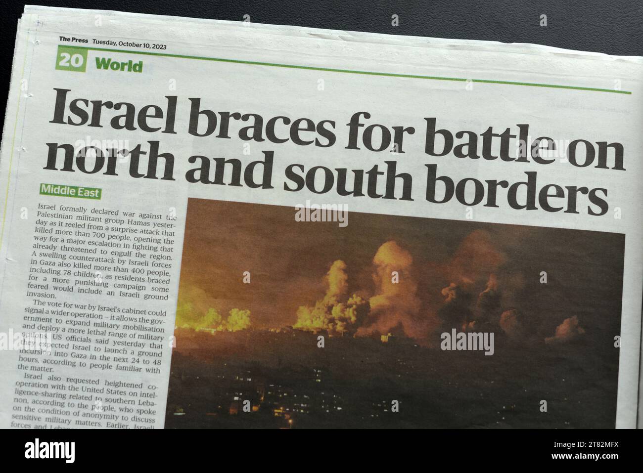 Christchurch, Neuseeland, 10. Oktober 2023: Schlagzeilen in der Presse für den Angriff am 7. Oktober in Israel: Israel sprengt für Gefechte an Nord- und Südgrenzen Stockfoto