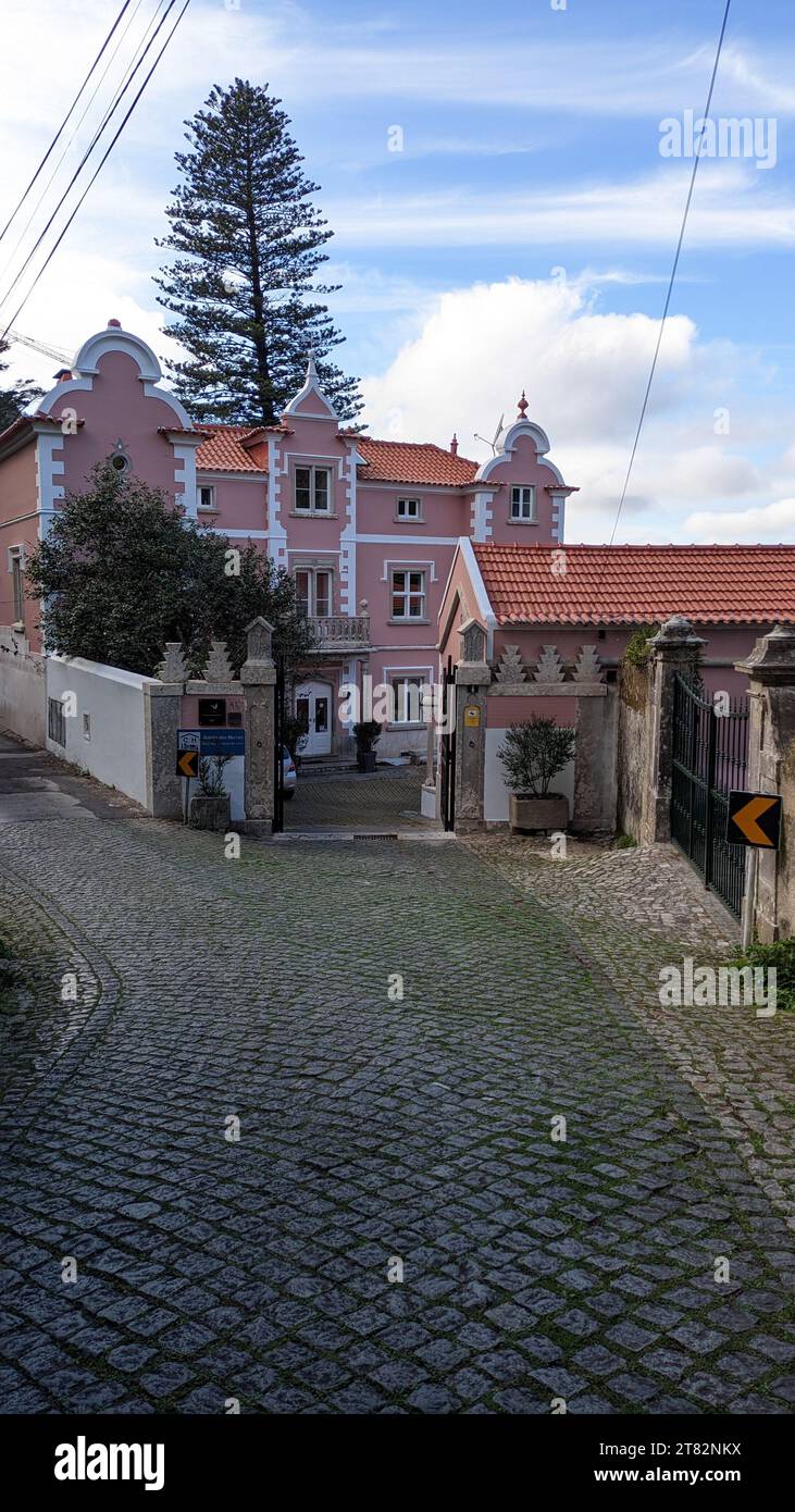 Die Straße zum Hotel im touristischen bergigen Teil der Stadt Sintra im Westen Portugals Stockfoto