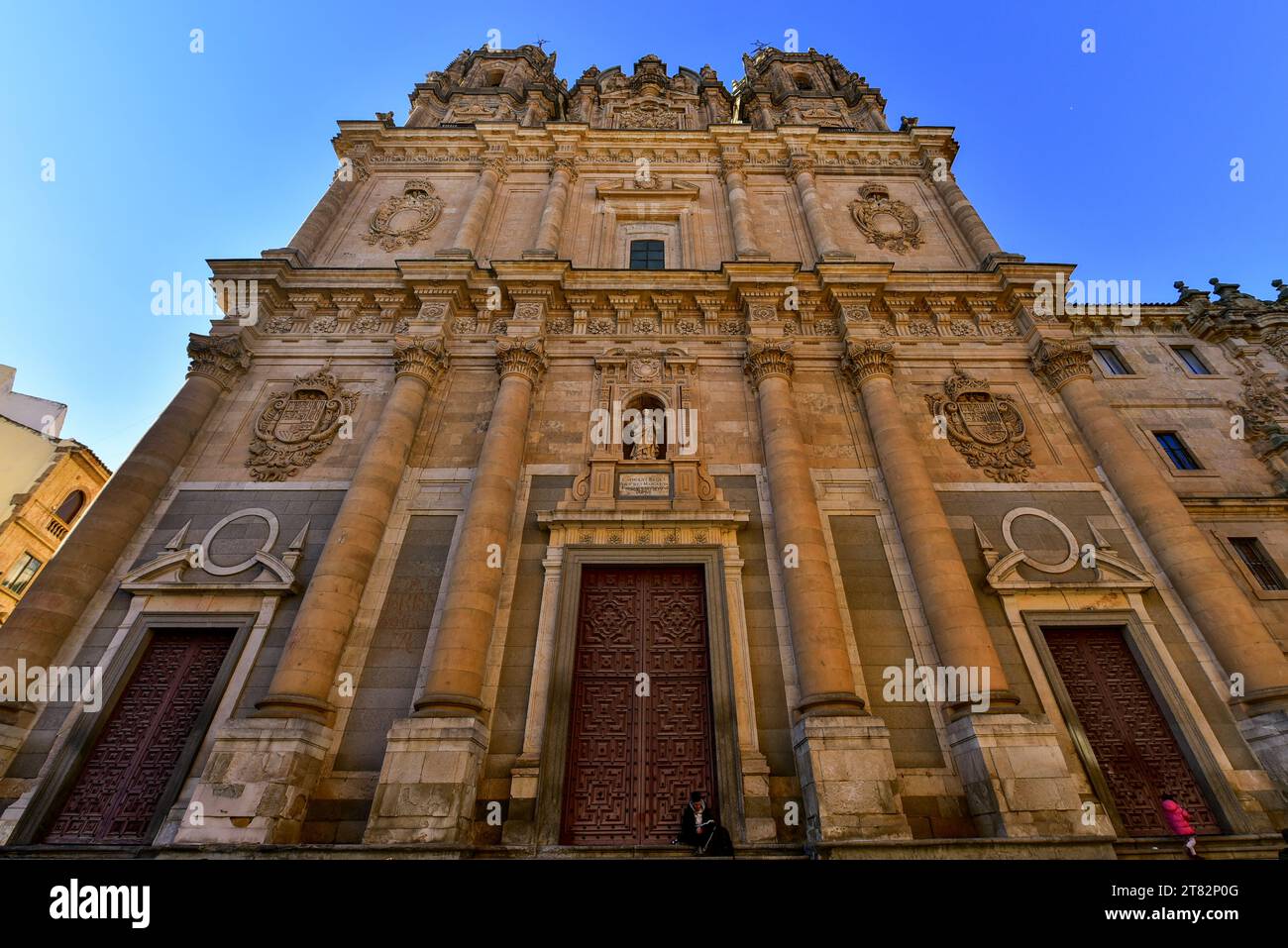 Nach Easte gerichtete Fassade von La Clerecía, gegenüber der Casa de las Conchas. Silvester 2018, Salamanca, Spanien. Stockfoto