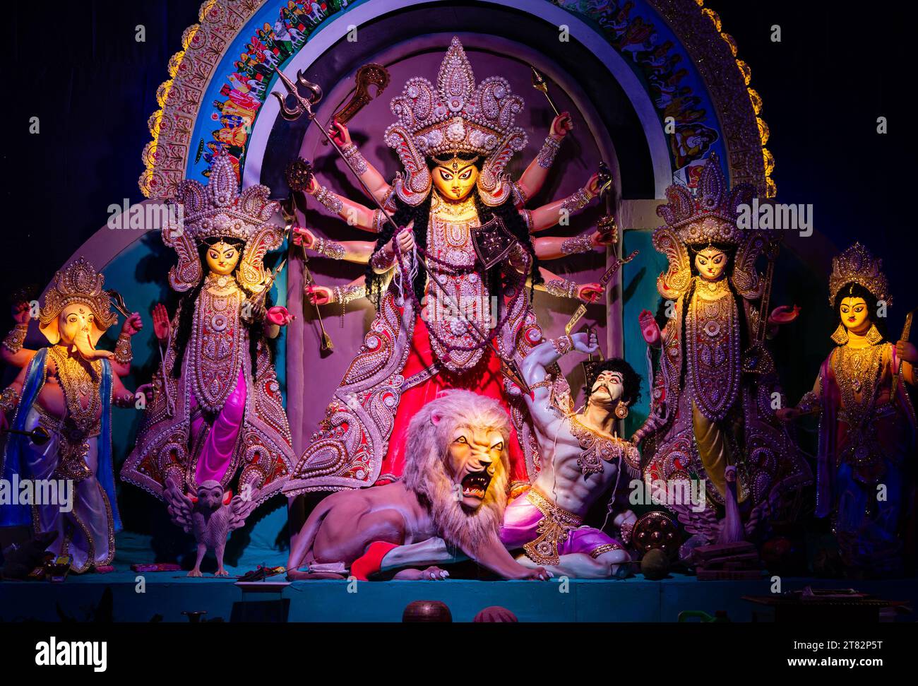 Idol der Göttin Durga mit bunten Lichtern während des durga Puja Festivals in Kolkata, Westbengalen, Indien Stockfoto