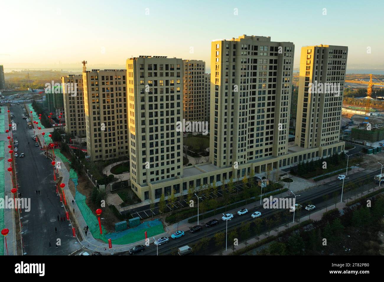QINGDAO, CHINA - 18. NOVEMBER 2023 - Wohnkomplexe in der Gemeinde Xiaoyang in Qingdao, Provinz Shandong, China, am 18. November 2023. It Stockfoto