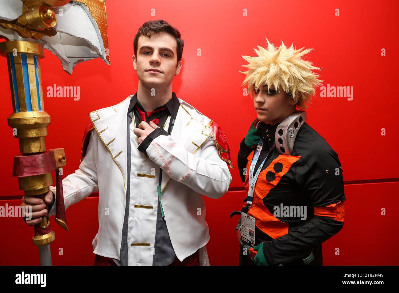 New York City, Usa. November 2023. Bailey aus trägt einen 20-Pfund-Hammer und Trinity aus Connecticut ist Bakugo von My Hero Academia für die 2023 Anime NYC im Jacob Javits Center am 17. Oktober 2023 in New York City. (Foto: Gordon Donovan) (Foto: Gordon Donovan/NurPhoto) Credit: NurPhoto SRL/Alamy Live News Stockfoto