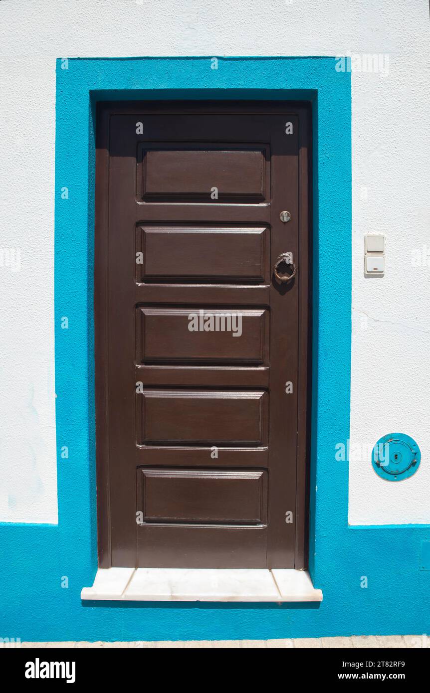 Winzige Tür mit lebhaften Farben im Vila Nova de Milfontes Haus. Kleine malerische Stadt an der Küste von Alentejo, Portugal Stockfoto