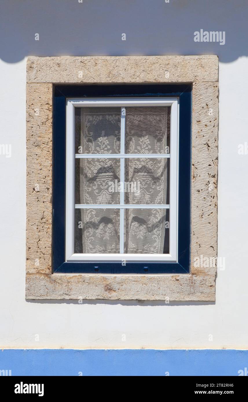 Fenster mit lebhaften Farben im Haus Vila Nova de Milfontes. Kleine malerische Stadt an der Küste von Alentejo, Portugal Stockfoto