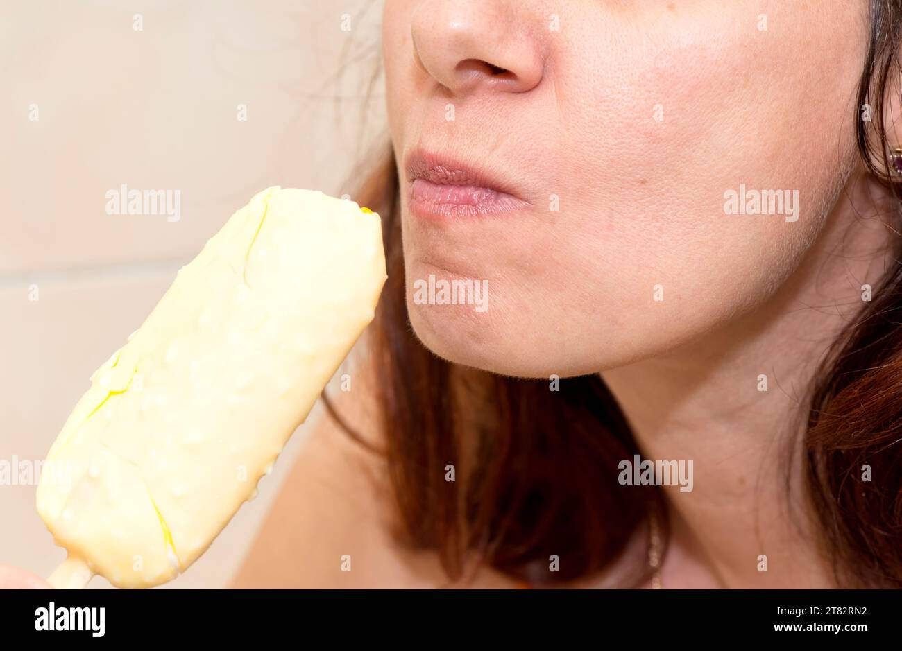 Frau isst Eis, Nahaufnahme Stockfoto