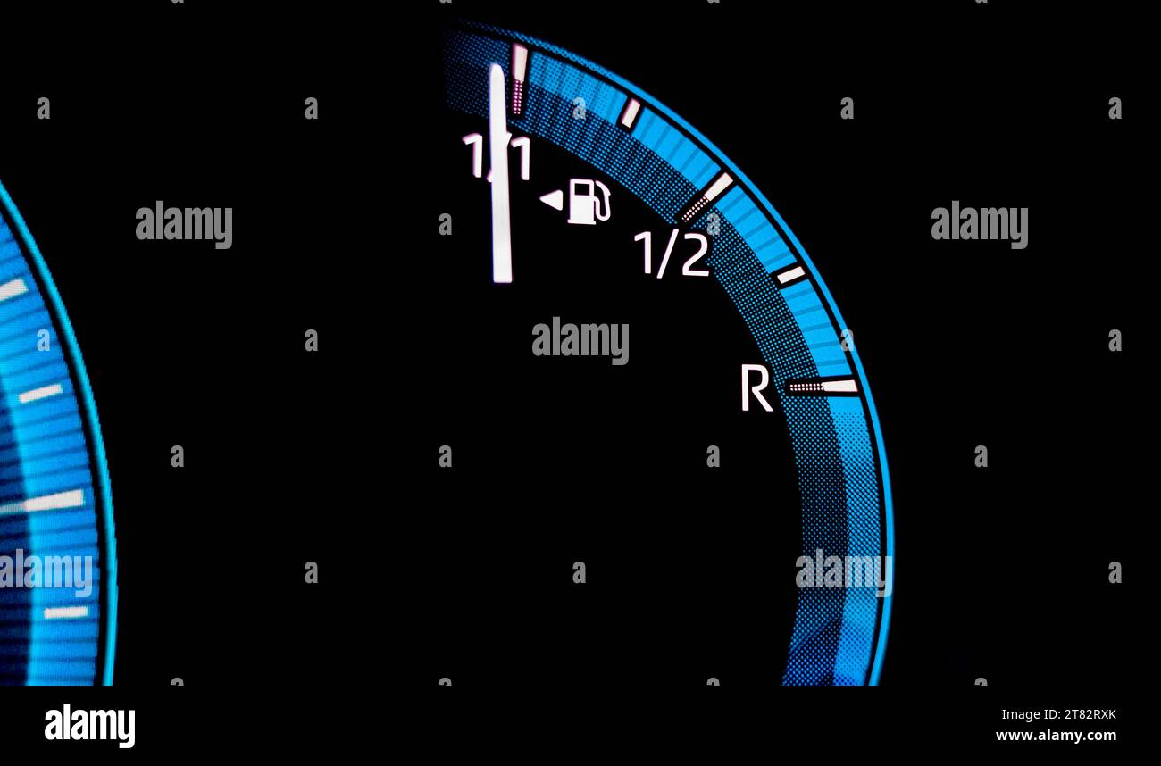 Kraftstoffanzeige des Fahrzeugs zeigt vollen Tank an. Digitale Armaturenbrettanzeigen für das Auto Stockfoto