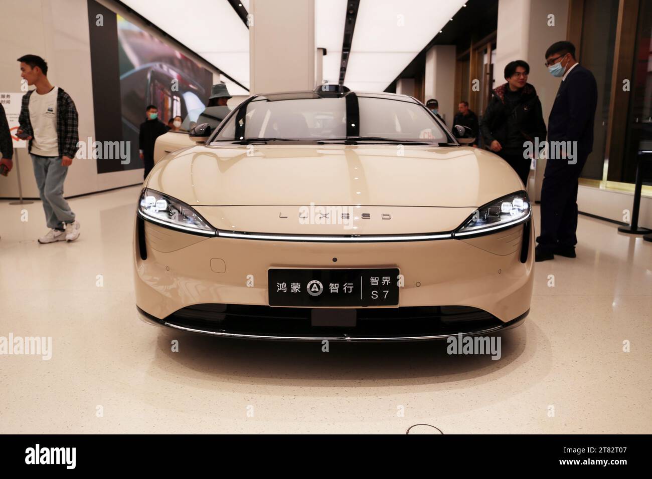 SHANGHAI, CHINA – 12. NOVEMBER 2023 – Kunden erleben Luxeed S7, das erste intelligente reine Elektrofahrzeug, im Flagship-Store von Huawei in Shang Stockfoto