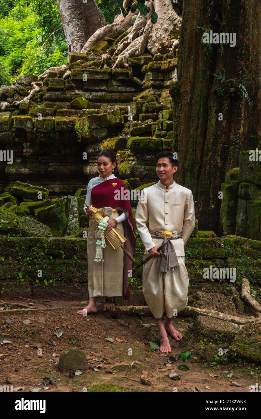 Fotos vor der Hochzeit in traditioneller Kleidung, aufgenommen am preah khan Tempel in siem Reap, kambodscha Stockfoto