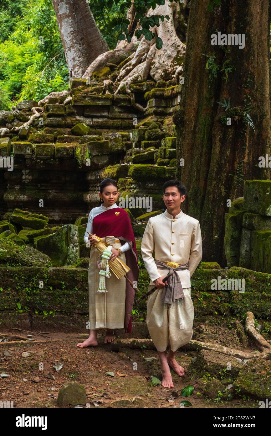 Fotos vor der Hochzeit in traditioneller Kleidung, aufgenommen am preah khan Tempel in siem Reap, kambodscha Stockfoto
