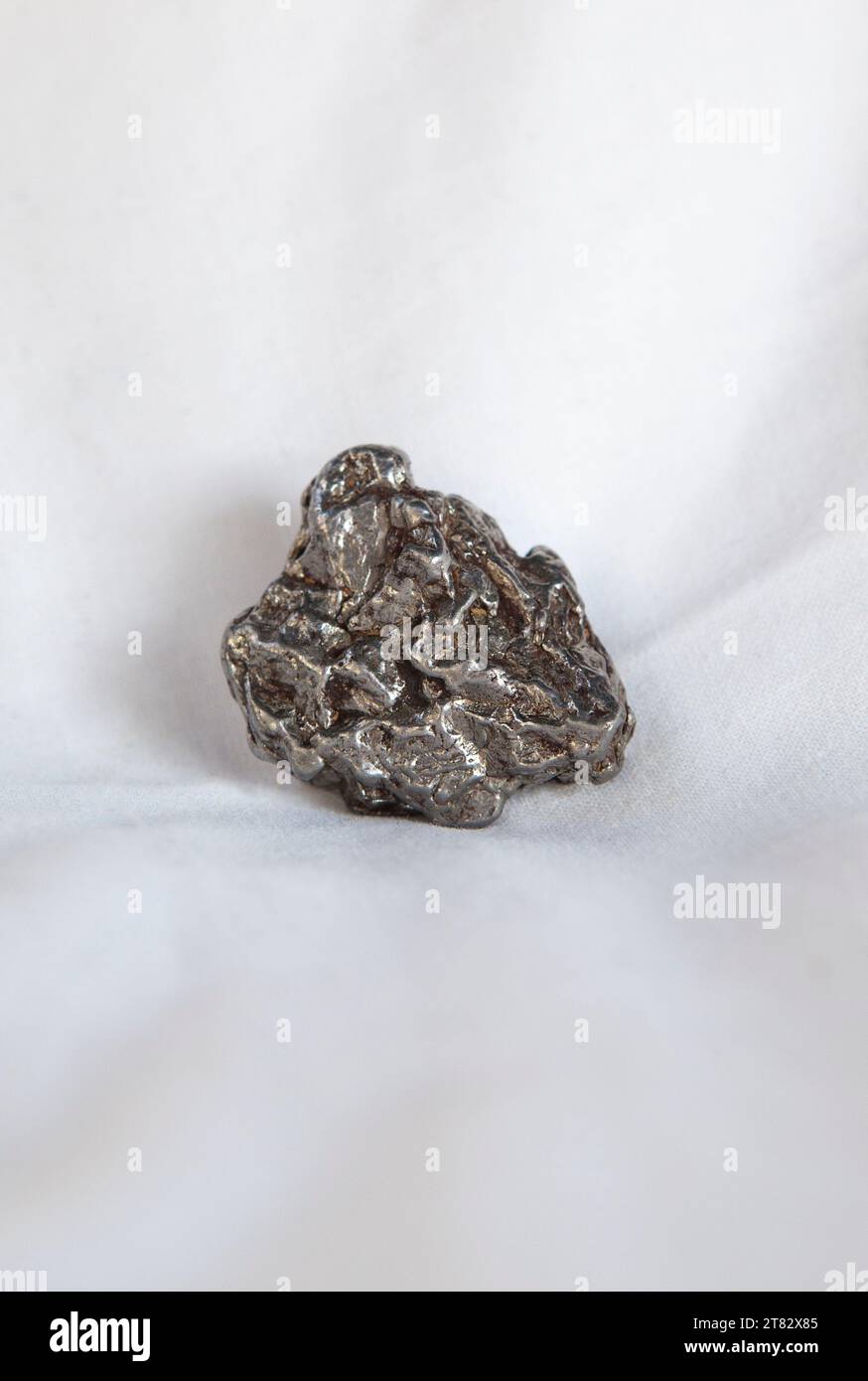 Nickel-Eisen-Meteoritenfragment. Über Baumwolltuch legen Stockfoto