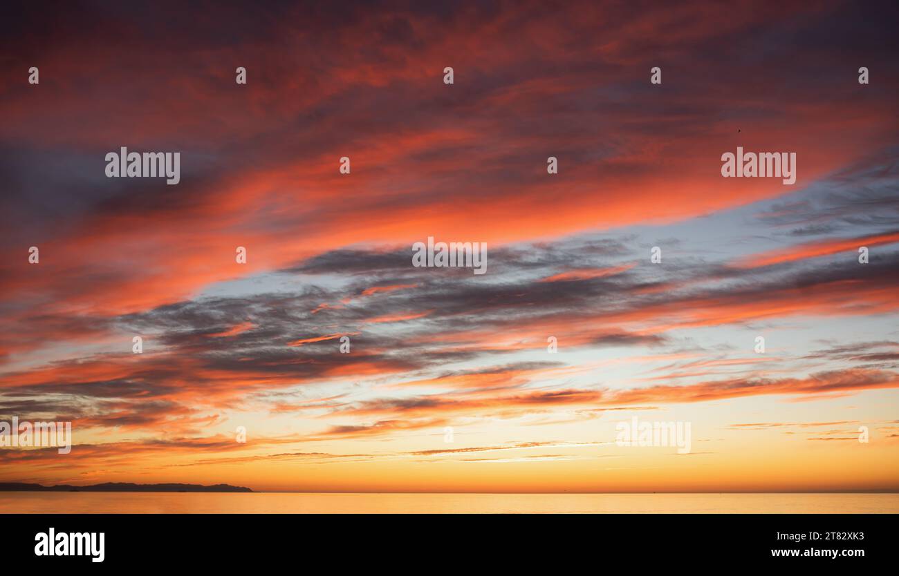 Tropisches Meer Sonnenuntergang. Himmelshintergrund Stockfoto
