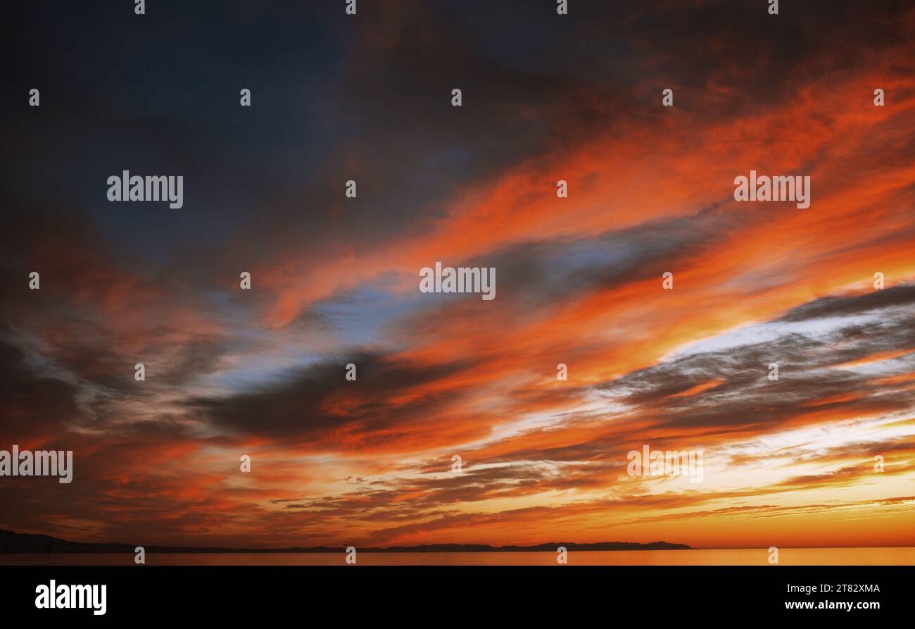Tropisches Meer Sonnenuntergang. Himmelshintergrund Stockfoto
