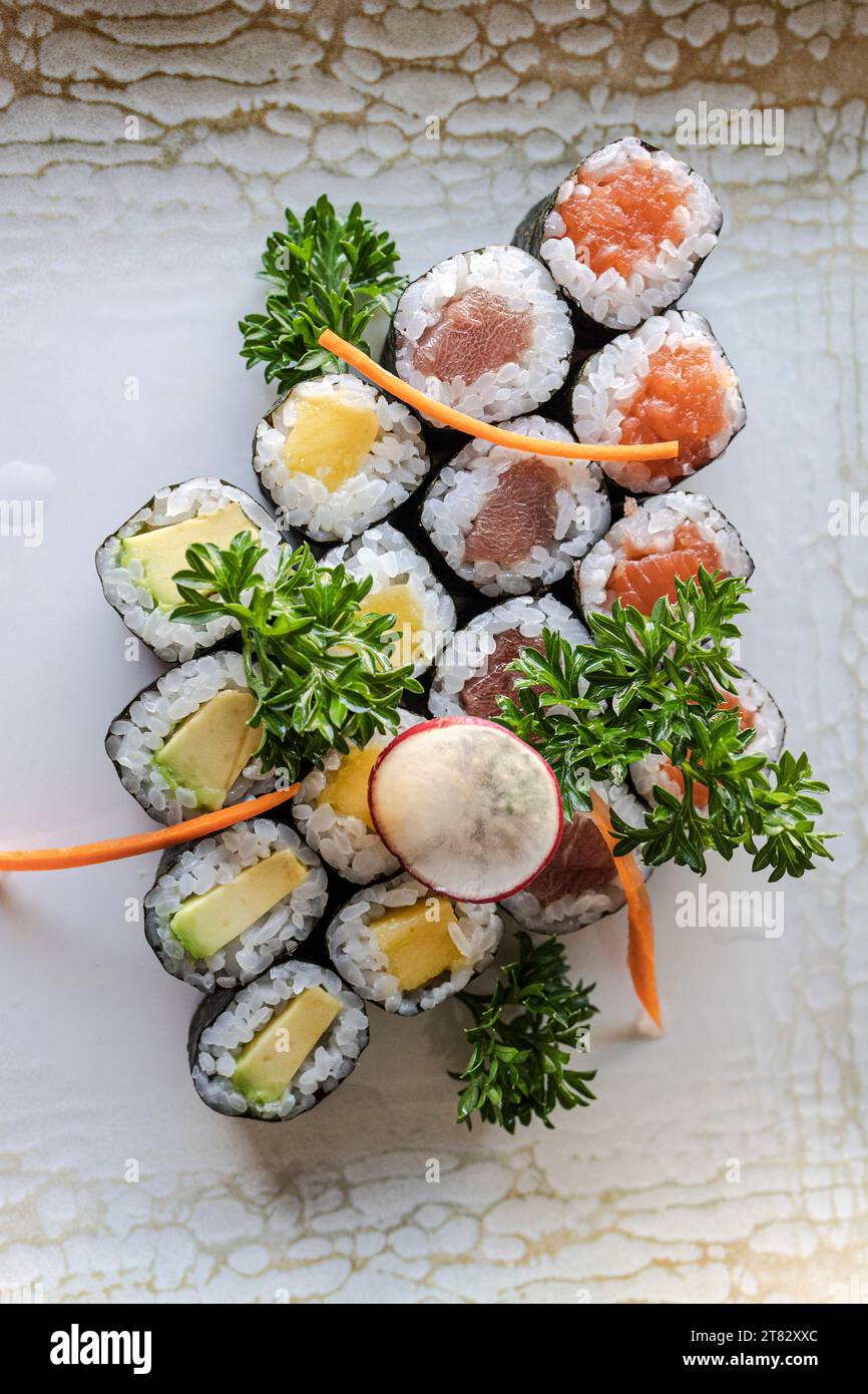 Gemischtes Maki-Sortiment. Aufnahme von oben. Nahaufnahme von Maki Sushi Stockfoto