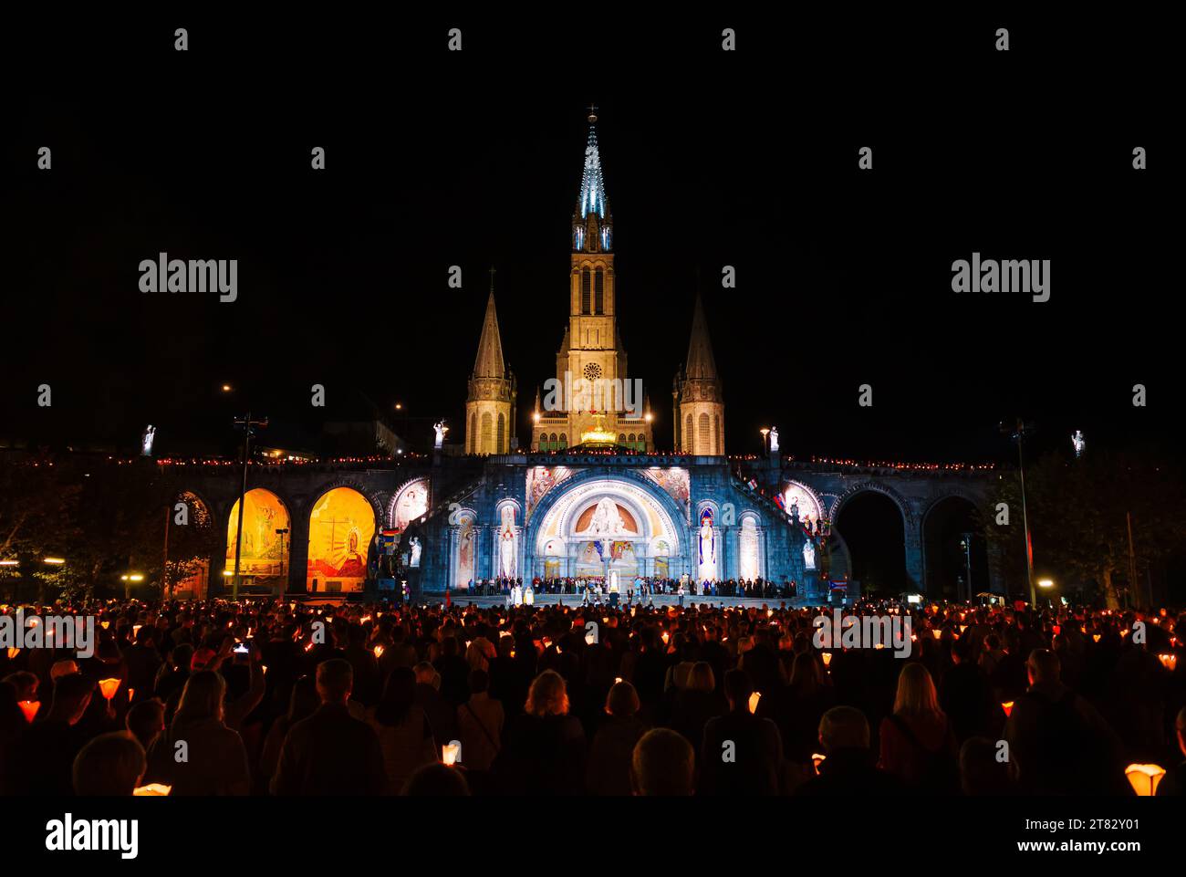 Lourdes, Frankreich - 10. Oktober 2023: Nachtaufnahme der beleuchteten Kirche von Lourdes in Frankreich, dem Ort der Erscheinungen der Jungfrau Maria, Stockfoto