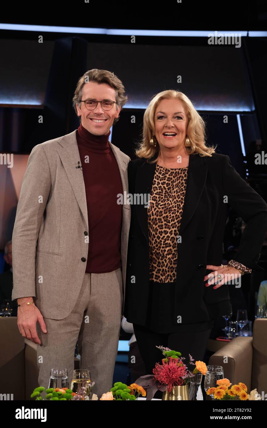 Johannes Wimmer und Bettina Tietjen moderieren die NDR Talk Show, Fototermin am 17.11.2023 im Fernsehstudio Hamburg Lokstedt *** Johannes Wimmer und Bettina Tietjen moderieren die NDR Talk Show, Fotosession am 17 11 2023 im Hamburger Lokstedt TV Studio Credit: Imago/Alamy Live News Stockfoto