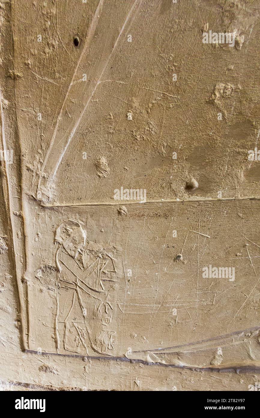 Ägypten, Sakkara, Grab von Mehu, Eingang, ein kleiner Mann, vielleicht ein Graffito. Stockfoto