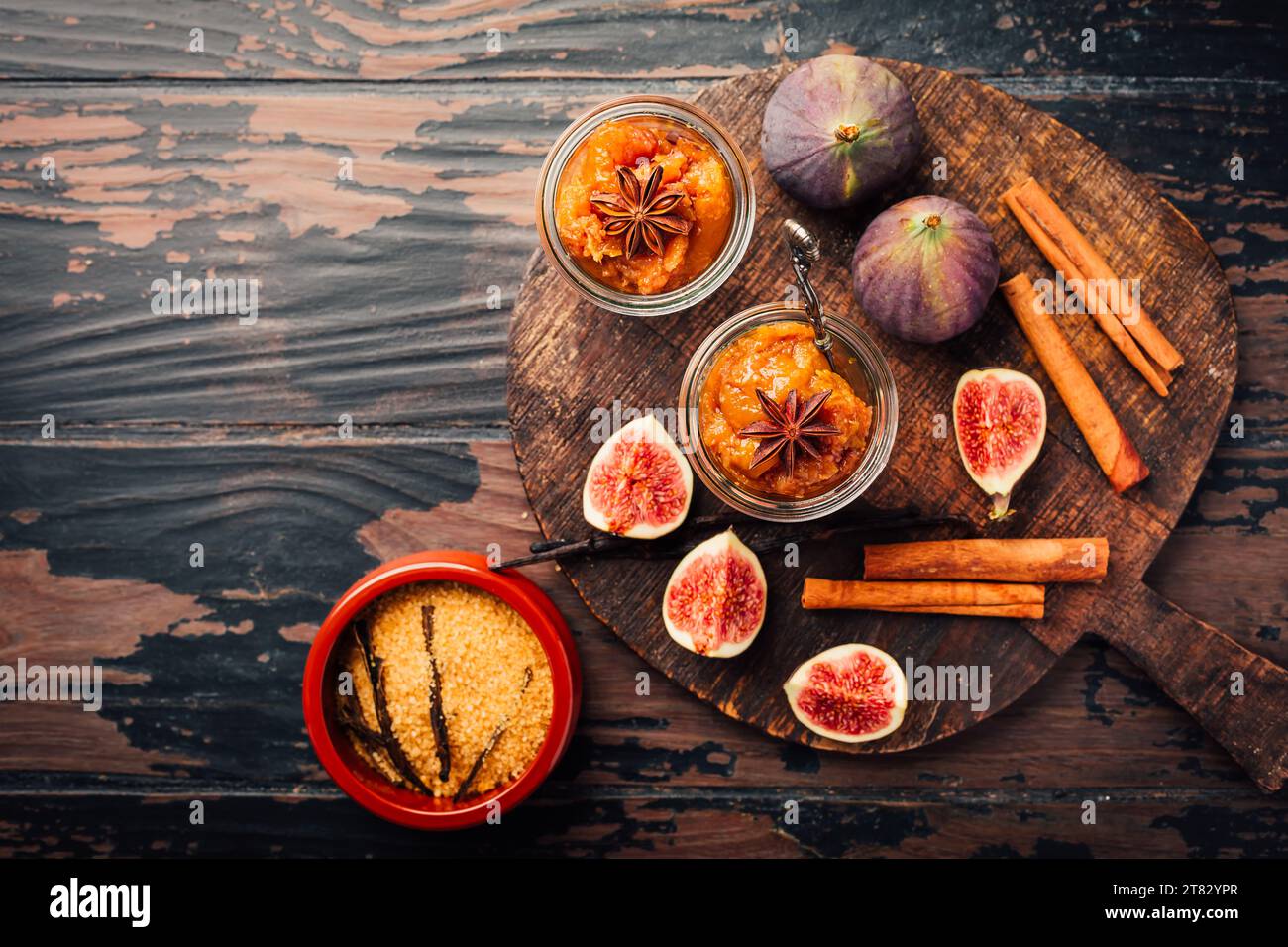 Hausgemachte Feigenmarmelade oder Gelee in einem Glas mit Zimt, Vanille und braunem Zucker Stockfoto