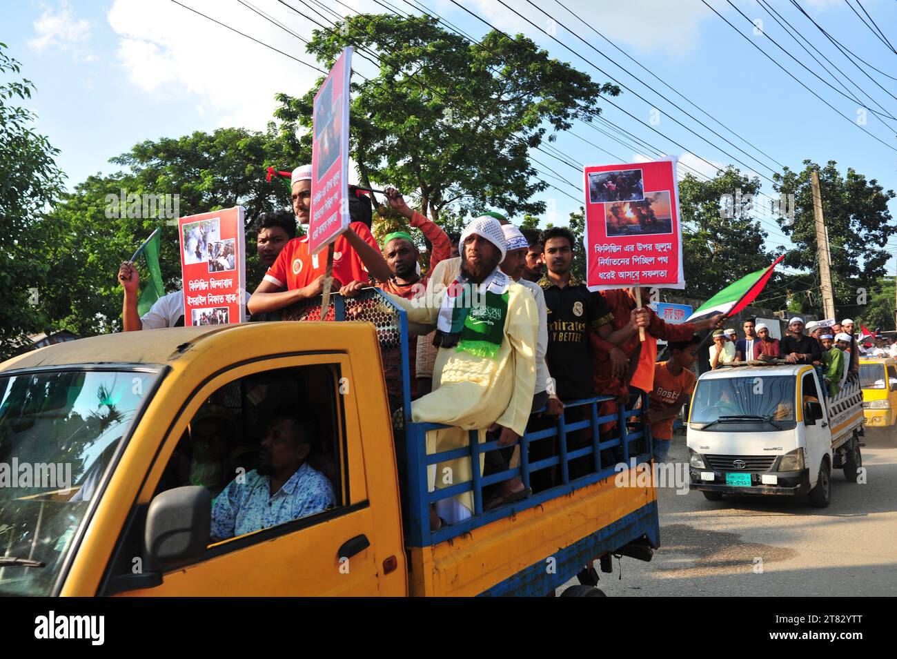 Muslimische Demonstranten des Bezirks Nr. 12 der Sylhet-Metropole protestieren in einer Lastwagenprozession auf den Straßen von Sylhet, um ihre Unterstützung für Palästina zu zeigen. Anhänger skandierten Slogans gegen Israels barbarische und illegale Besetzung Palästinas und forderten einen Boykott israelischer Produkte in Bangladesch. Sylhet, Bangladesch. Stockfoto