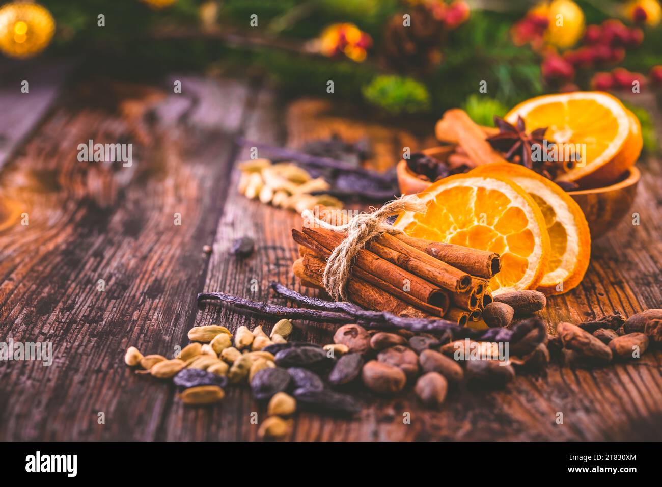 Wintergewürze und brauner Zucker auf dunklem rustikalem Hintergrund, saisonale Backzutaten Weihnachten - Aroma Gewürze. Stockfoto